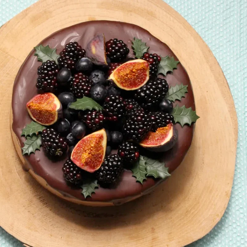 een choco drip cake met vijgen en bramen