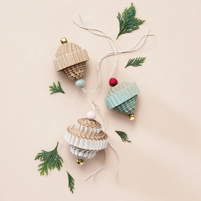 kerstballen van golfkarton
