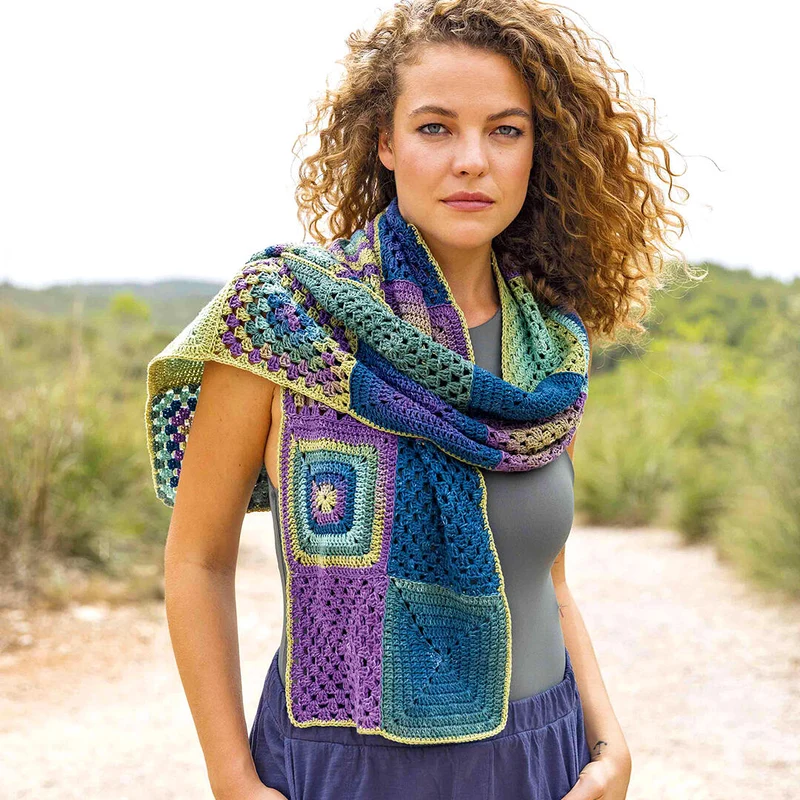 een sjaal van Katia Fair Cotton Granny garen
