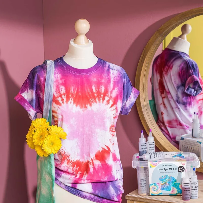 een tie-dye hart shirt