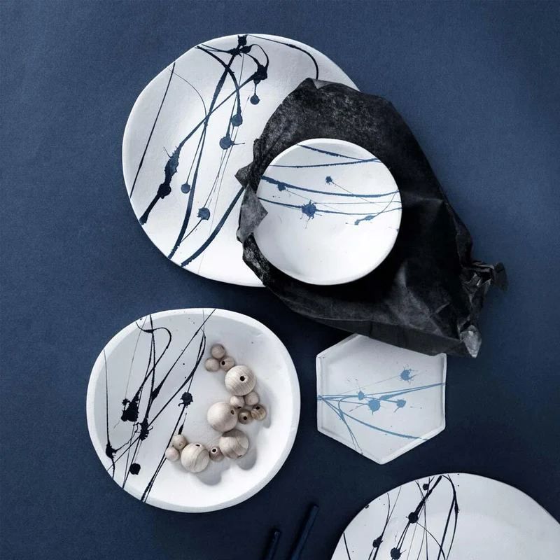 schaaltjes met blauwe spetters