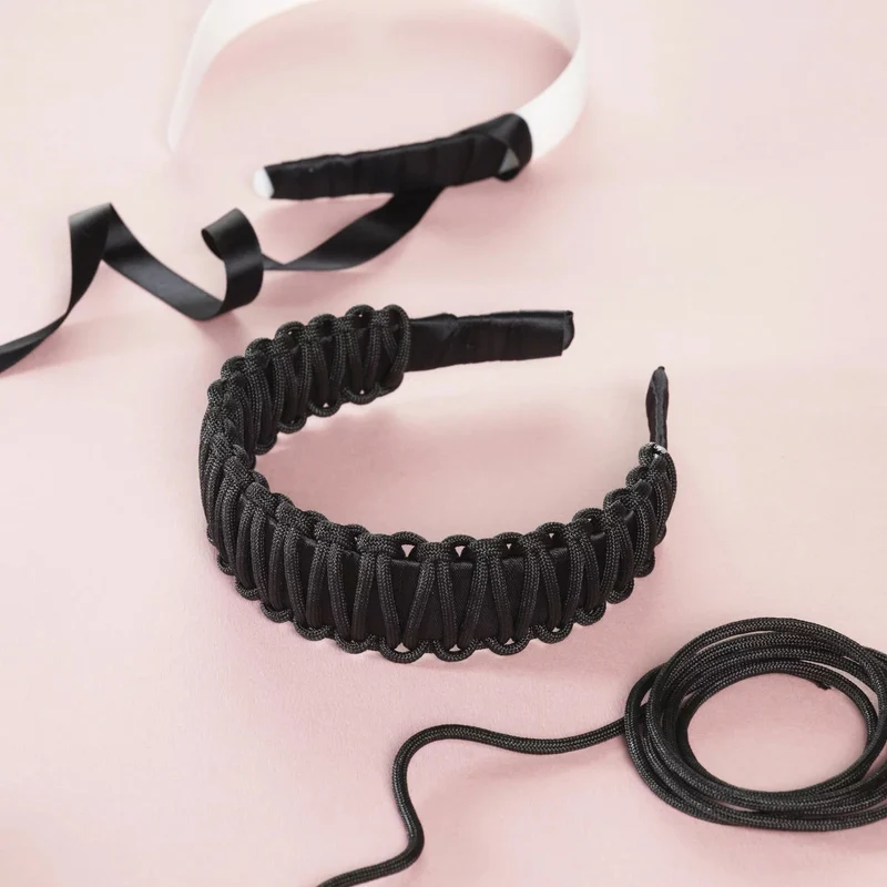een macramé diadeem