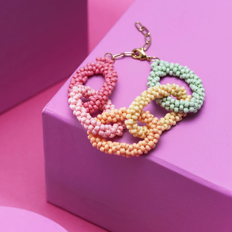 een schakelarmband met rocailles
