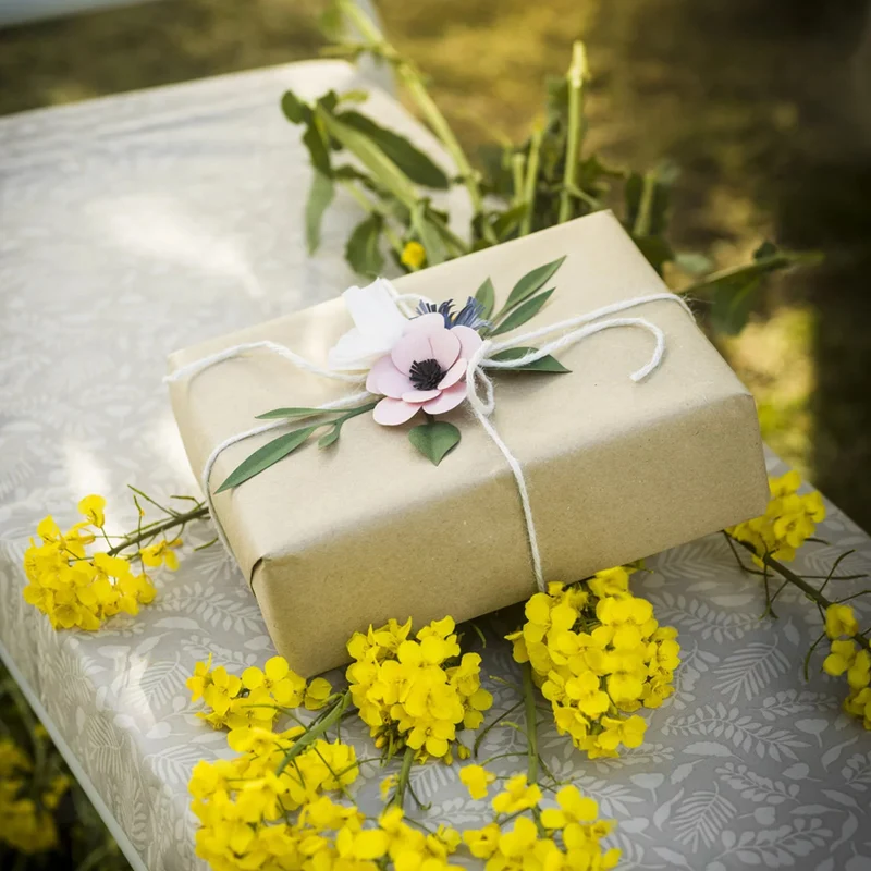 een cadeautje met papieren bloem