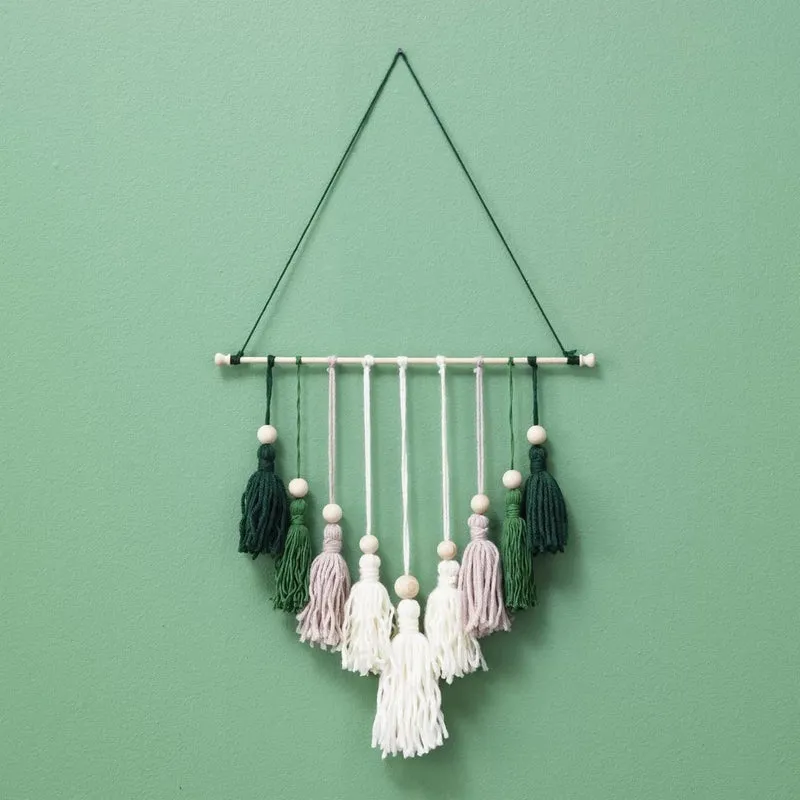 een wandhanger met kwastjes