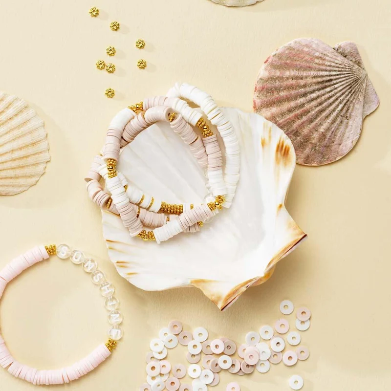 zomerse armbandjes met zachte kleuren
